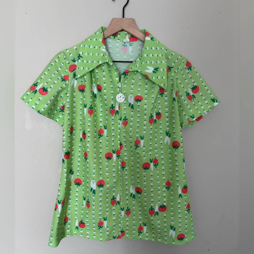 Vintage women’s veggie shirt tomato radish carrot green dagger collar gardening